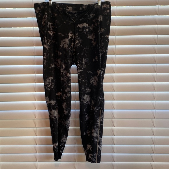 Old Navy Pants - Old Navy Active Black and White Patterned Leggings XXL